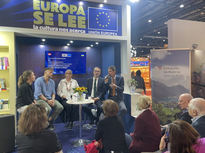 Das Bild zeigt die ukrainische Autorin Eugenia Kuznetsova, den ukrainischen Autor Artem Chapeye sowie den österreichischen Botschafter Gerhard Mayer und den ukrainischen Botschafter Yurii Klymenko samt Moderatorin auf der Feria del Libro im Gespräch.