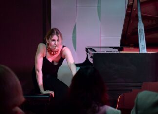 Fusion Across Horizon / Botschaft Hanoi Die Musikerin Sonia Lozina am Klavier