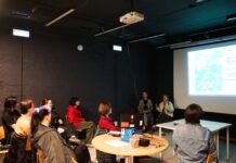 Kunsttherapie / Botschaft Kyjiw / OeAD-Kooperationsbüro Lemberg Das Bild zeigt Mirjam Angerer-Geier, Daryna Borynska, Studierende der Kunstakademie Lwiw