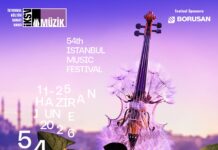 Istanbul Musikfestival / Kulturforum Istanbul Das Bild zeigt das Festivalplakat des 54. Istanbul Musikfestivals. Zu sehen sind eine Pflanze und ein Streichinstrument vor der Kulisse Istanbuls. Auf dem Plakat stehen der Titel des Festivals sowie die Veranstaltungsdaten.