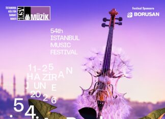 Istanbul Musikfestival / Kulturforum Istanbul Das Bild zeigt das Festivalplakat des 54. Istanbul Musikfestivals. Zu sehen sind eine Pflanze und ein Streichinstrument vor der Kulisse Istanbuls. Auf dem Plakat stehen der Titel des Festivals sowie die Veranstaltungsdaten.