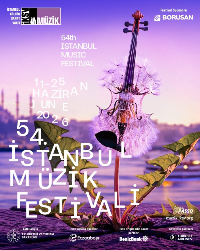 Das Bild zeigt das Festivalplakat des 54. Istanbul Musikfestivals. Zu sehen sind eine Pflanze und ein Streichinstrument vor der Kulisse Istanbuls. Auf dem Plakat stehen der Titel des Festivals sowie die Veranstaltungsdaten.