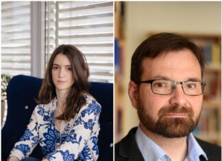 Hella Pick Lecture / Kulturforum London Julia Ebner in beiger Bluse mit blauen Blumen; Gerald Lamprecht mit schwarzer Brille und hellblauem Hemd.