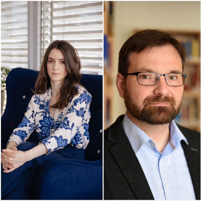 Julia Ebner in beiger Bluse mit blauen Blumen; Gerald Lamprecht mit schwarzer Brille und hellblauem Hemd.