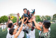 Die EU auf dem Spielfeld / Kulturforum Mexiko Das Bild zeigt eine Fußballmannschaft, die einen ihrer Spieler in die Höhe hält, ein Spieler hat einen Pokal in der Hand.