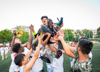 Die EU auf dem Spielfeld / Kulturforum Mexiko Das Bild zeigt eine Fußballmannschaft, die einen ihrer Spieler in die Höhe hält, ein Spieler hat einen Pokal in der Hand.