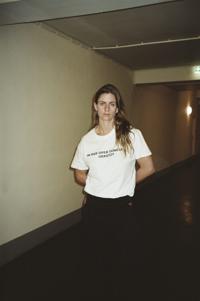 Das Bild zeigt die Künstlerin Florentina Holzinger, fotografiert von Elsa Okazaki.