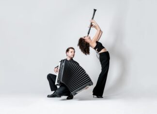 Duo Minerva / Botschaft Riga Johanna Gossner (Klarinette) und Damian Keller (Akkordeon) mit ihren Instrumenten.