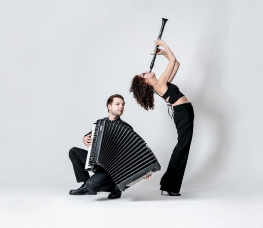 Duo Minerva / Botschaft Riga Johanna Gossner (Klarinette) und Damian Keller (Akkordeon) mit ihren Instrumenten.