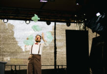 Claiming Spaces / Kulturforum Kairo Das Bild zeigt ein melancholisch blickender Clown mit roter Nase jongliert mit Plastiktüten auf einer Open-Air Bühne