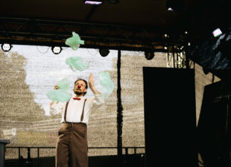 Claiming Spaces / Kulturforum Kairo Das Bild zeigt ein melancholisch blickender Clown mit roter Nase jongliert mit Plastiktüten auf einer Open-Air Bühne