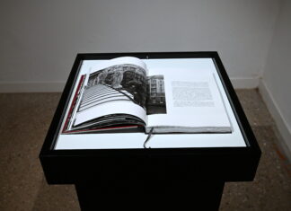 Literatur & Fotografie / Kulturforum Ljubljana Das Bild zeigt das aufgeschlagene Buch „Über der Welt und den Zeiten“ das auf einem Sockel präsentiert wird.