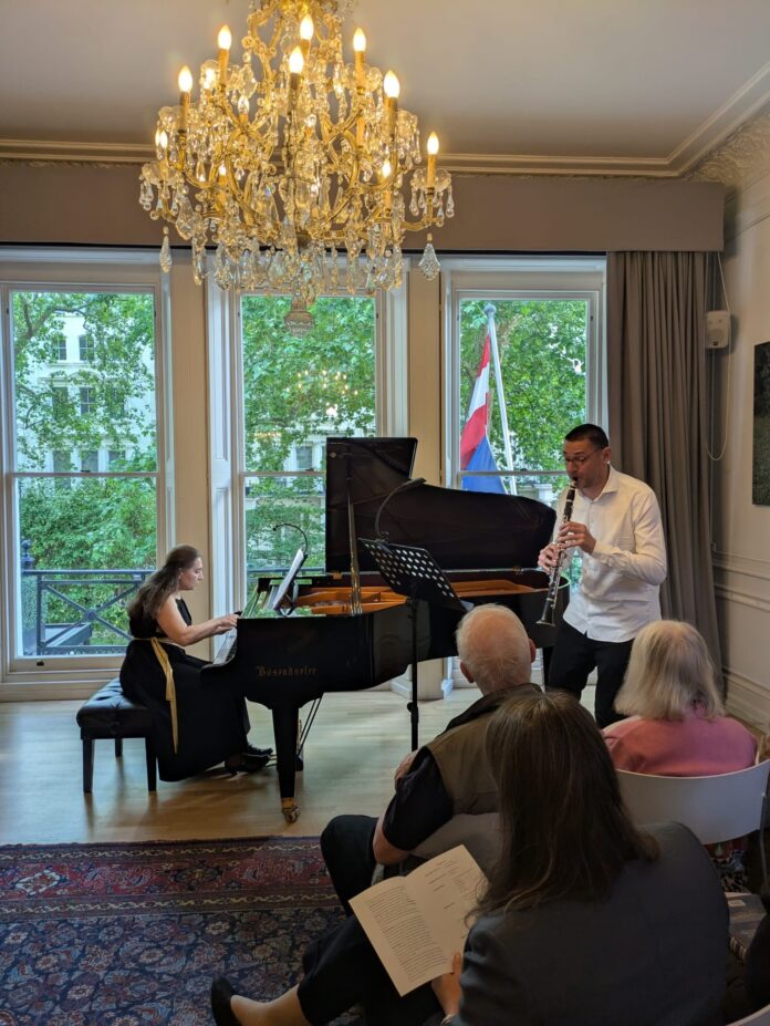 Das Bild zeigt Klarinettist Andreas Schablas und Pianistin Janna Polyzoides.