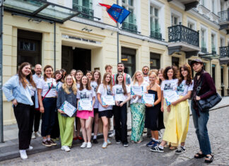 Multimedia Journalism 2026 / Ukraine Office Austria / OeAD-Kooperationsbüro Lemberg / KF Warschau Internationale Teilnehmende mit den Mentorinnen und Mentoren des Projekts.