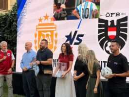 Fußball Public Viewing / Botschaft Algier Gruppe von Menschen vor einem LED-Bildschirm mit den Logos der österreichischen und argentinischen Nationalmannschaft.