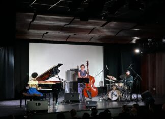 Jazzkonzerte / Botschaft Jakarta Das Bild zeigt das Alexandra Ivanova Trio auf der Bühne des Institut Français Indonésie.