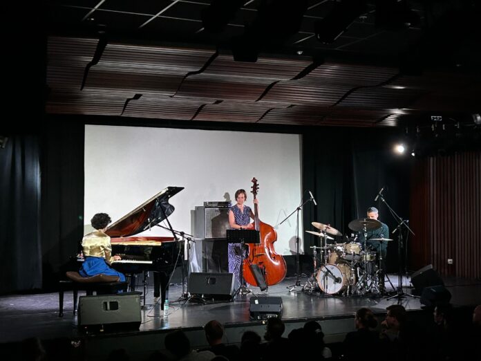 Das Bild zeigt das Alexandra Ivanova Trio auf der Bühne des Institut Français Indonésie.