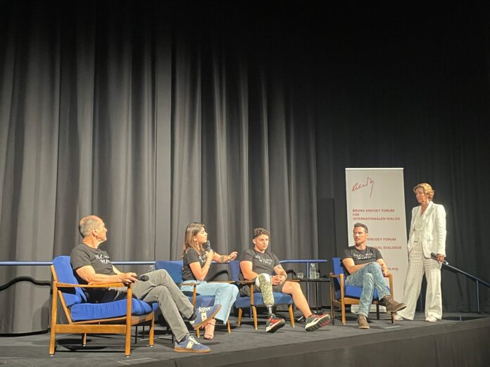 Gena Gazin (Produzent), Masha Kondakova (Regisseurin), Hauptdarsteller und Moderatorin Tessa Szyszkowitz.