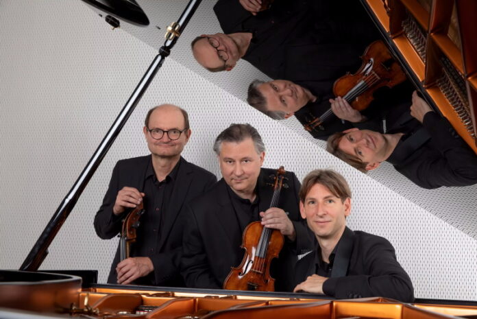 Das Bild zeigt das Amadeus Trio der Musiker Wolfgang David (Violine), Wolfgang Panhofer (Cello) und Bernhard Parz (Klavier)