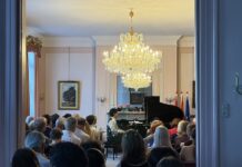 Konzert Hyung-ki Joo / Botschaft Den Haag Das Bild zeigt den Pianisten und Komponisten Hyung-ki Joo, der in der österreichischen Residenz vor Publikum Klavier spielt.