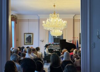 Konzert Hyung-ki Joo / Botschaft Den Haag Das Bild zeigt den Pianisten und Komponisten Hyung-ki Joo, der in der österreichischen Residenz vor Publikum Klavier spielt.