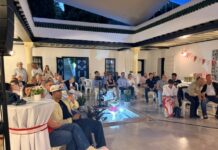 Fußball Public Viewing / Botschaft Tunis Das Bild zeigt die Gäste im Patio der Residenz vor der Leinwand