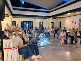Fußball Public Viewing / Botschaft Tunis Das Bild zeigt die Gäste im Patio der Residenz vor der Leinwand
