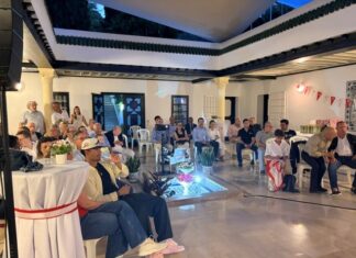 Fußball Public Viewing / Botschaft Tunis Das Bild zeigt die Gäste im Patio der Residenz vor der Leinwand