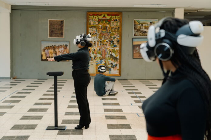 Bemnet Fekadu / Goethe-Institut Äthiopiena Das Bild zeigt drei Personen, die die VR-Installation erleben