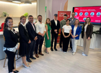 Think Quantum. Think Austria. / San Francisco – Silicon Valley Das Bild zeigt die Panelist:innen gemeinsam mit dem OPEN AUSTRIA Team