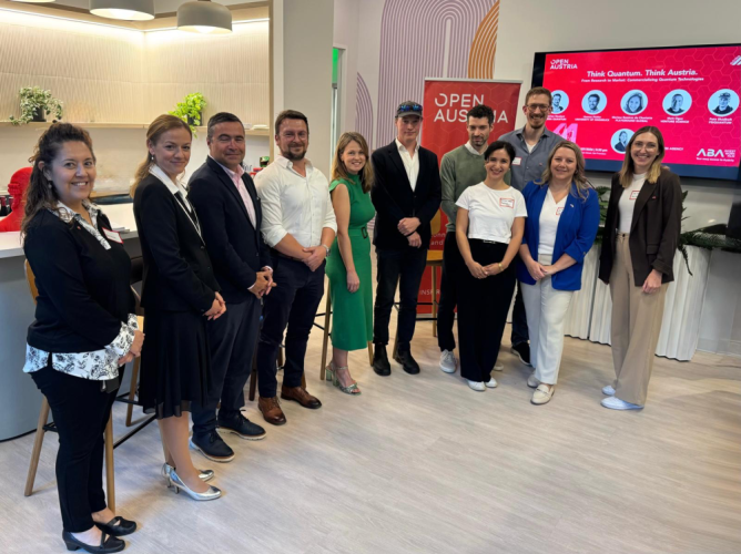 Das Bild zeigt die Panelist:innen gemeinsam mit dem OPEN AUSTRIA Team