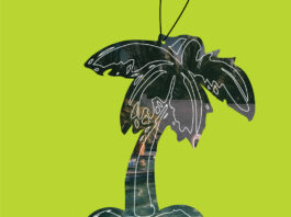 Las Palmeras Cansadas / Kulturforum Mexiko Grafisch dargestellte Palme als Auto-Lufterfrischer vor einem Pool mit Palmen; hellgrüner Hintergrund mit Ausstellungsdetails und Logos.