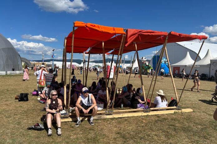 © Lex Karelly; transparadiso (Barbara Holub/Paul Rajakovics), „Third World Congress of the Missing Things Visual Stage BambooKaza beim Pohoda Festival.