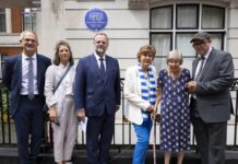 Stefan Zweig Blue Plaque / Kulturforum London Gruppenfoto vor der Blue Plaque mit Werner Michler, Michaela Wörgötter, Staatssekretär Schellhorn, Helga Rabl-Stadler, Eva Alberman und ihrem Sohn.