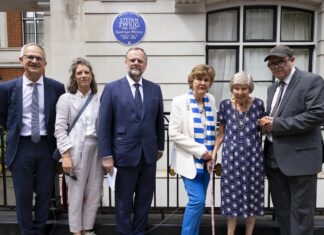 Stefan Zweig Blue Plaque /Kulturforum London Gruppenfoto vor der Blue Plaque mit Werner Michler, Michaela Wörgötter, Staatssekretär Schellhorn, Helga Rabl-Stadler, Eva Alberman und ihrem Sohn.
