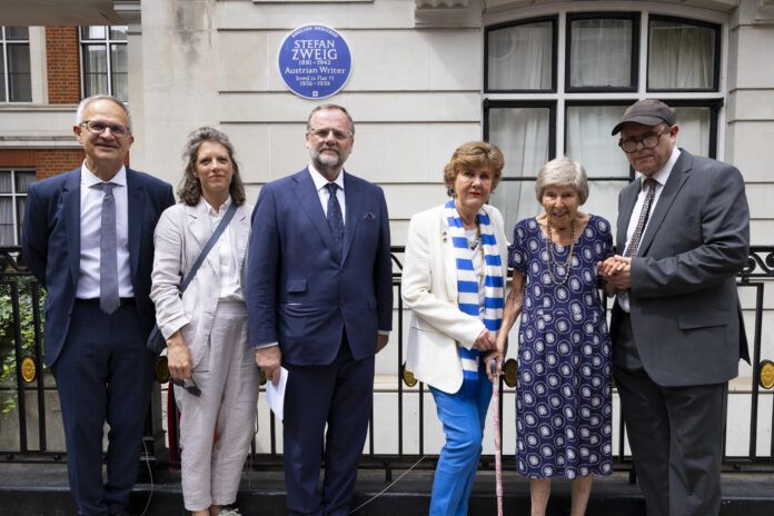 Gruppenfoto vor der Blue Plaque mit Werner Michler, Michaela Wörgötter, Staatssekretär Schellhorn, Helga Rabl-Stadler, Eva Alberman und ihrem Sohn.