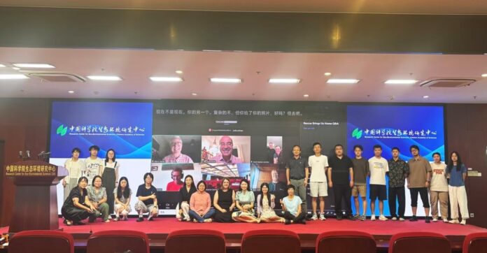 Bild: Österreichisches Kulturforum Peking Teilnehmende im Hörsaal des RCEES-CAS beim Gruppenfoto; auf der Leinwand im Hintergrund per Video zugeschaltete Expertinnen und Experten.