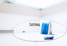 Artist Talk und Konzert / Botschaft Tunis Blaue Installation mit Tüchern in einem offenen Halbkreis.