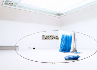 Artist Talk und Konzert / Botschaft Tunis Blaue Installation mit Tüchern in einem offenen Halbkreis.