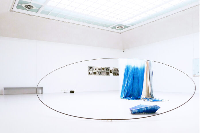Bild: Irena Eden, „From Somewhere in the Mediterranean Blaue Installation mit Tüchern in einem offenen Halbkreis.