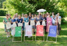 100 Jahre Ingeborg Bachmann / Österreich Bibliotheken Exkursionsteilnehmerinnen und -teilnehmer im Ingeborg Bachmann-Park des ORF Kärnten.