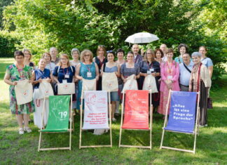 100 Jahre Ingeborg Bachmann / Österreich Bibliotheken Exkursionsteilnehmerinnen und -teilnehmer im Ingeborg Bachmann-Park des ORF Kärnten.