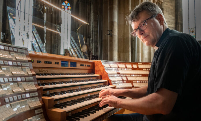 Das Bild zeigt Konstantin Reymaier an der Orgel