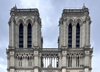 Orgelklänge / Kulturform Paris Die Fassade der Kathedrale von Notre Dame de Paris