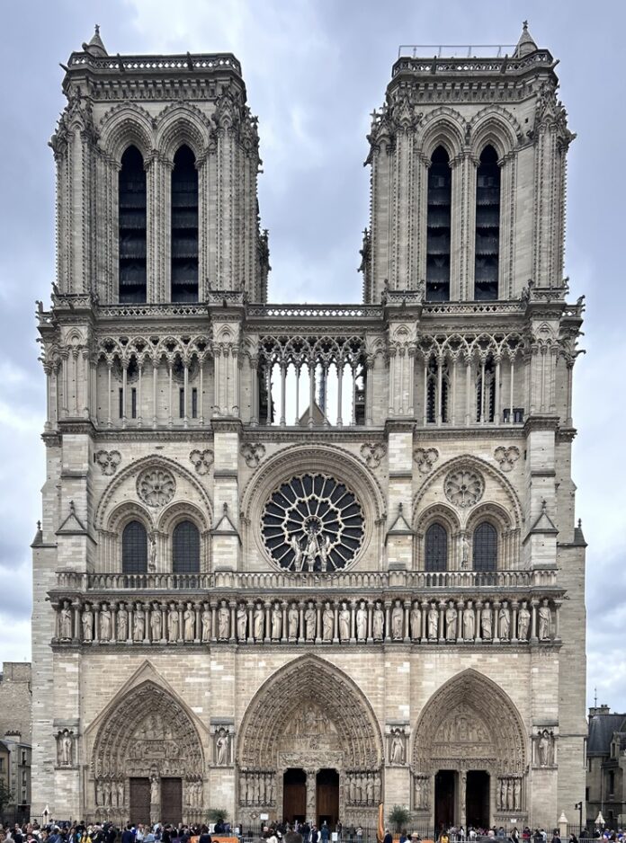 Die Fassade der Kathedrale von Notre Dame de Paris