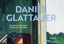 Europäische Literaturnacht / Kulturforum Prag Das Bild ist ein Cover der tschechischen Übersetzung des Buches von Daniel Glattauer In einem Zug. Eine stilisierte Illustration zeigt eine Person mit Brille, die nachdenklich im Zug sitzt und aus dem Fenster auf eine grüne Landschaft blickt. Über der Szene steht in großen hellblauen Buchstaben „DANIEL GLATTAUER“, unten rechts in Gelb „VE VLAKU“. Zusätzlich sind die Texte „Od autora bestselleru Dobrý proti severáku“ und „HOST“ zu sehen.