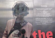 Zwei Blickwinkel / Kulturforum Pretoria Das Bild zeigt die Künstlerin mit einem Kopfhörer und einer Filmkamera bei der Arbeit. Das Poster trägt die Überschrift „the Building – A Gritty Fairytale“ in roter Schrift, dazu genau Angaben zu den Veranstaltungen und alle Logos der Organisationen