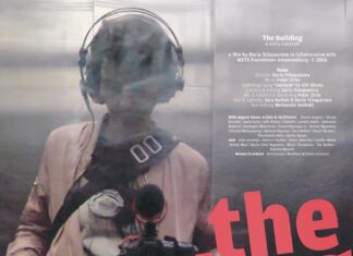 Zwei Blickwinkel / Kulturforum Pretoria Das Bild zeigt die Künstlerin mit einem Kopfhörer und einer Filmkamera bei der Arbeit. Das Poster trägt die Überschrift „the Building – A Gritty Fairytale“ in roter Schrift, dazu genau Angaben zu den Veranstaltungen und alle Logos der Organisationen