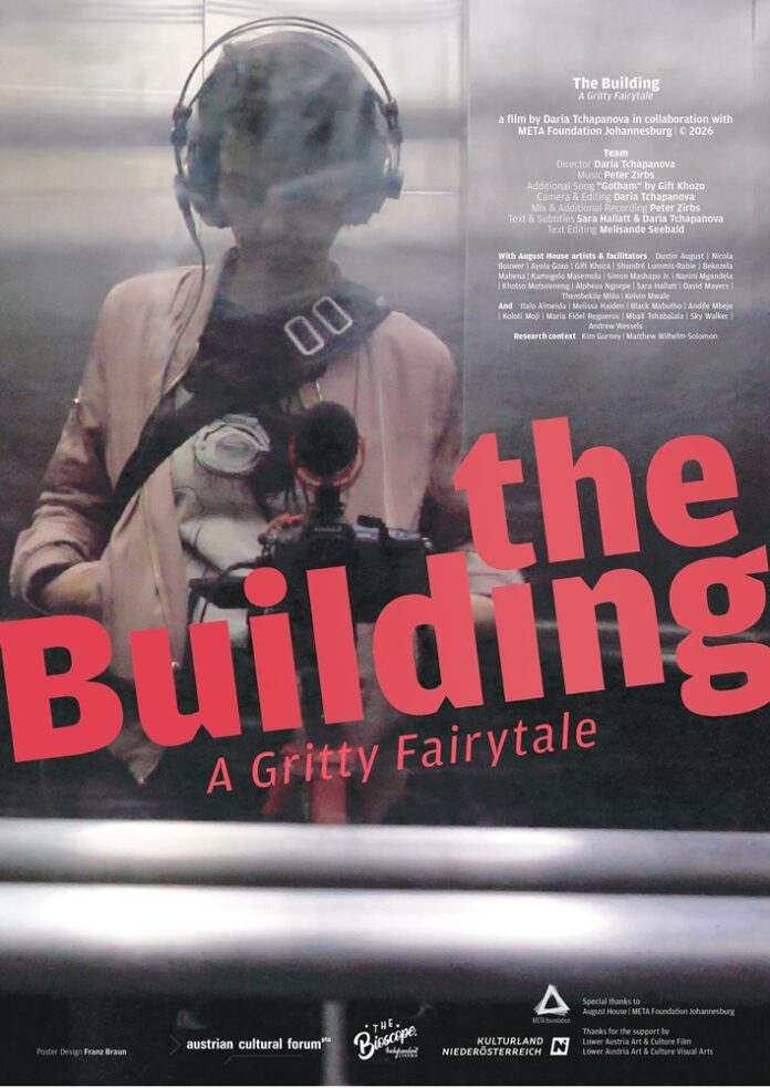 Das Bild zeigt die Künstlerin mit einem Kopfhörer und einer Filmkamera bei der Arbeit. Das Poster trägt die Überschrift „the Building – A Gritty Fairytale“ in roter Schrift, dazu genau Angaben zu den Veranstaltungen und alle Logos der Organisationen