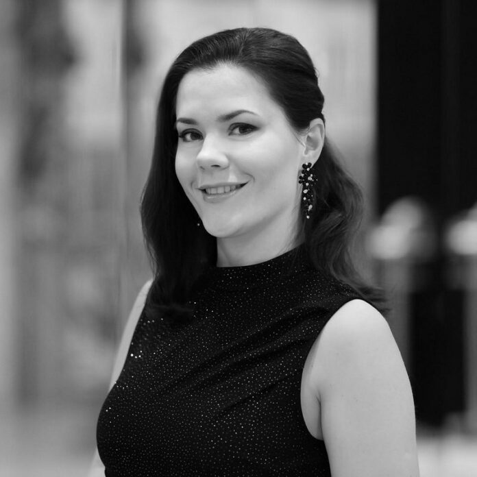 Das Bild zeigt österreichisch-ukrainische Pianistin Anna Ulaieva